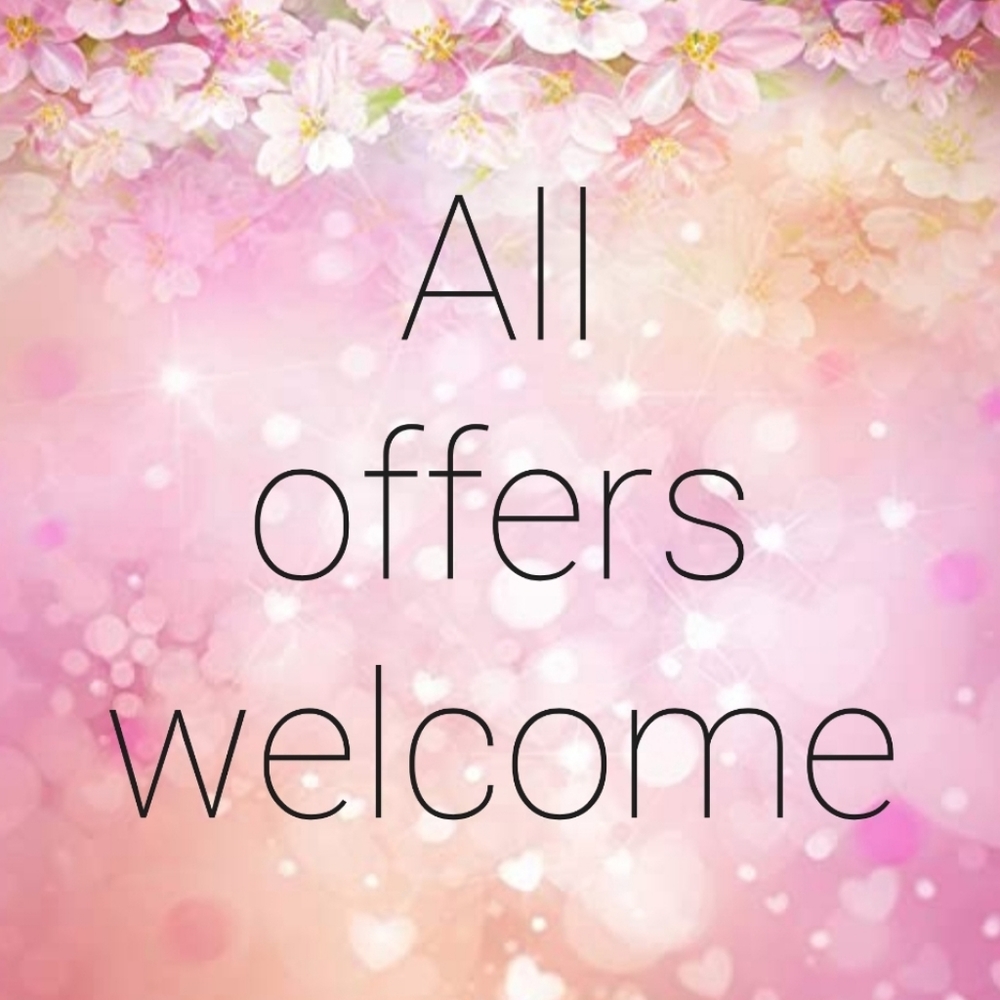I accept reasonable offers!🌺🌺🌺